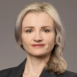  Lawyer Anya Lear